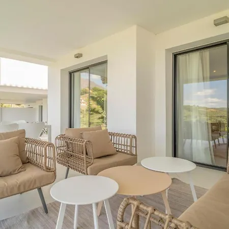 Amazing In With 2 Bedrooms, Outdoor Swimming Pool And Swimming Pool Lägenhet *